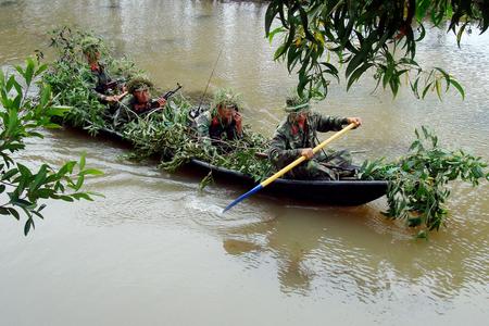 Lực lượng thông tin Quân khu 7 huấn luyện bảo đảm thông tin liên lạc tại địa hình sông nước