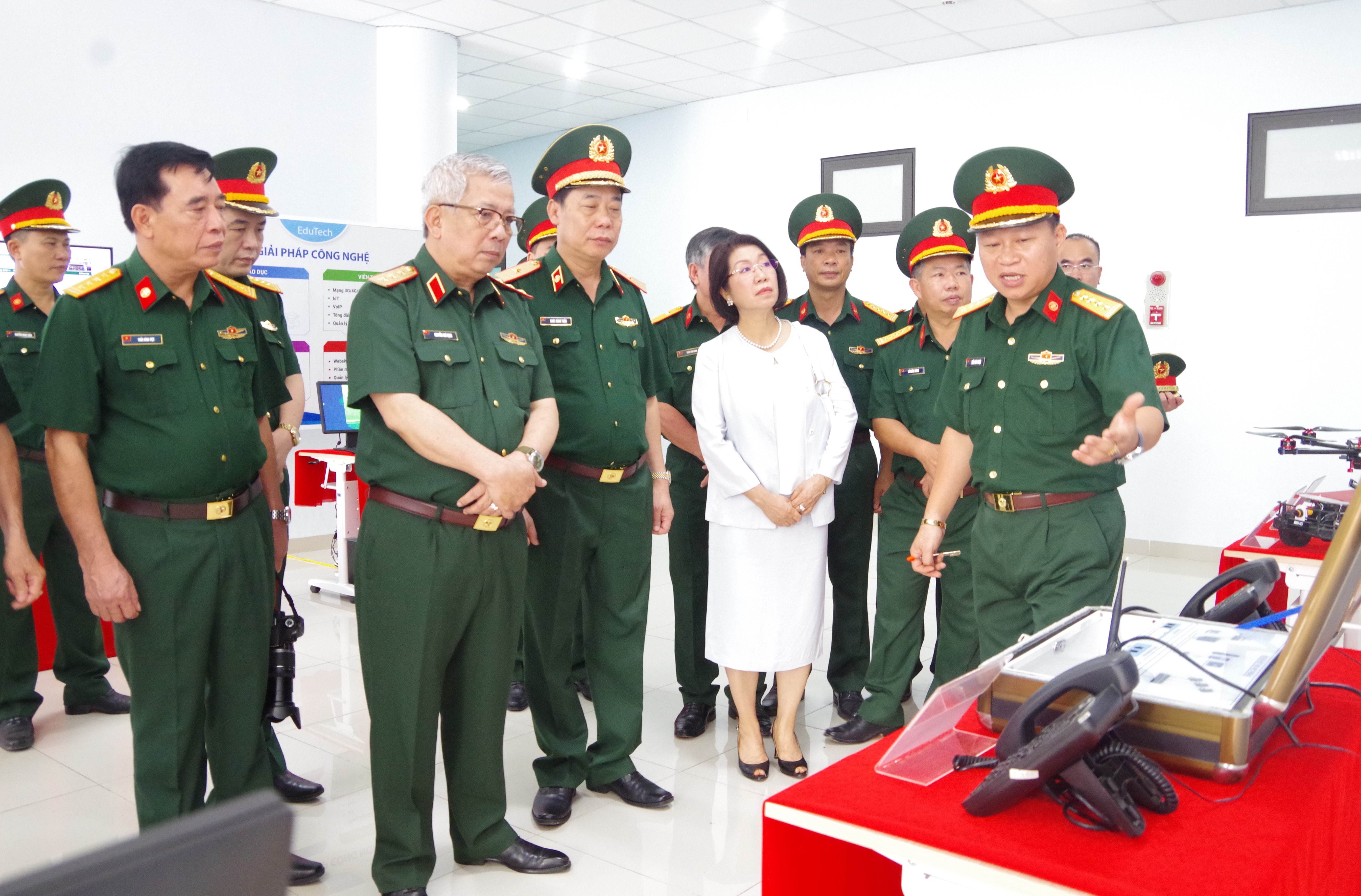 Thượng tướng Nguyễn Chí Vịnh, nguyên Thứ trưởng Bộ Quốc Phòng tham quan Trung tâm Công nghệ thông tin và Ngoại ngữ, Trường Sĩ quan Thông tin, ngày 17/4/2023