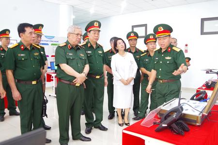 Thượng tướng Nguyễn Chí Vịnh, nguyên Thứ trưởng Bộ Quốc Phòng tham quan Trung tâm Công nghệ thông tin và Ngoại ngữ, Trường Sĩ quan Thông tin, ngày 17/4/2023
