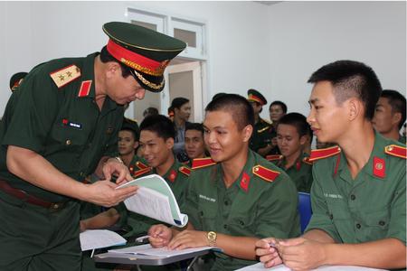 Trung tướng Phan Văn Giang, Tổng Tham mưu trưởng Quân đội Nhân dân Việt Nam,  Thứ trưởng Bộ Quốc phòng kiểm tra công tác giáo dục - đào tạo tại Trường Sĩ quan Thông tin, tháng 8/2017