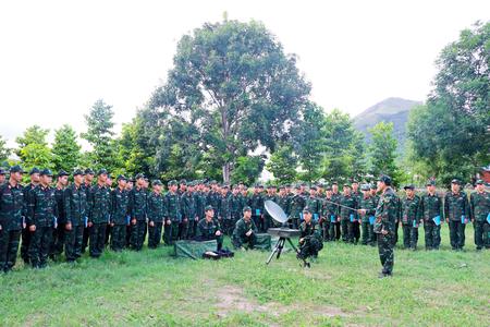 Trường Sĩ quan Thông tin huấn luyện khí tài VSAT mang vác cho học viên cấp phân đội
