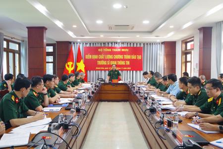 Trung tướng Nguyễn Văn Oanh, Cục trưởng Cục Nhà trường, Bộ Tổng Tham mưu cùng đoàn công tác đã tiến hành kiểm định chương trình đào tạo của Trường Sĩ quan Thông tin, tháng 11/2024