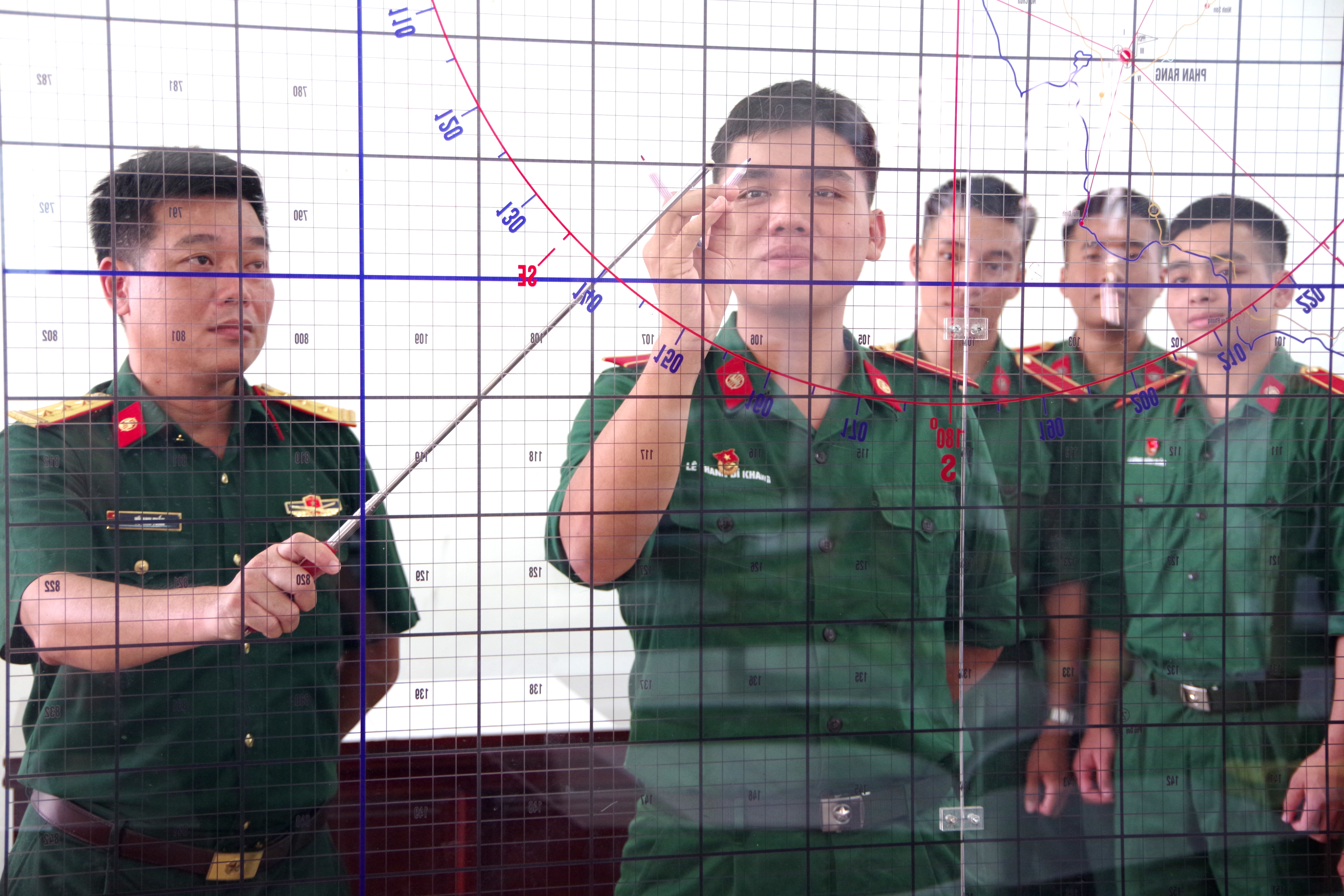 Học viên chuyên ngành Thông tin Phòng không - Không quân, Trường Sĩ quan Thông tin huấn luyện đi tiêu đồ trên bản đồ phương vị - cự ly