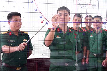 Học viên chuyên ngành Thông tin Phòng không - Không quân, Trường Sĩ quan Thông tin huấn luyện đi tiêu đồ trên bản đồ phương vị - cự ly