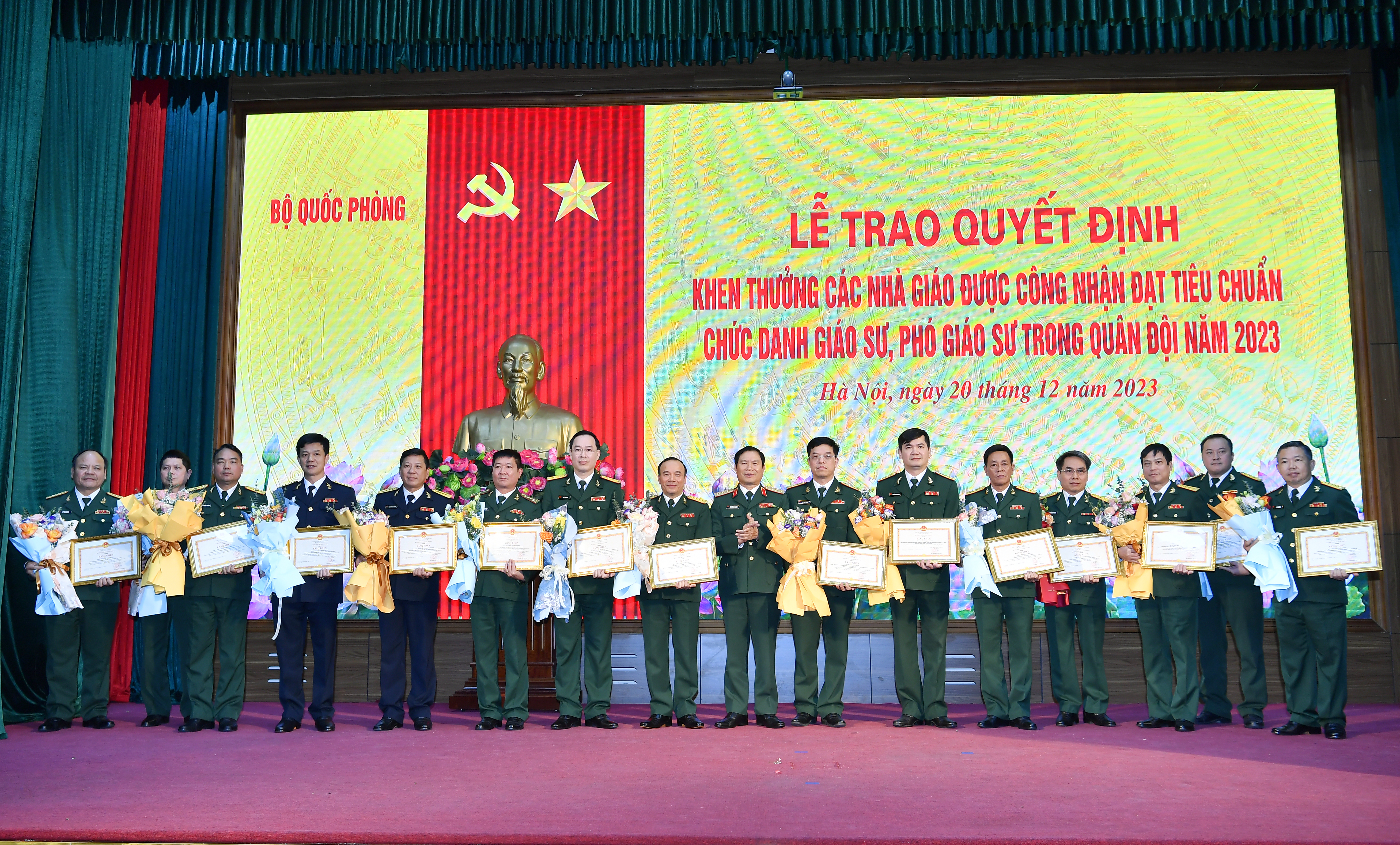 Thượng tướng Nguyễn Tân Cương, Tổng Tham mưu trưởng Quân đội Nhân dân Việt Nam trao quyết định khen thưởng cho Đại tá Lê Xuân Hùng, Hiệu trưởng  và Đại tá Nguyễn Như Thắng, Phó Hiệu trưởng đào tạo, Trường Sĩ quan Thông tin được Hội đồng chức danh giáo sư Nhà nước công nhận đạt tiêu chuẩn chức danh Phó giáo sư, năm 2023