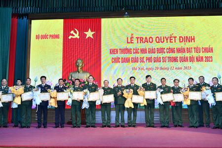 Thượng tướng Nguyễn Tân Cương, Tổng Tham mưu trưởng Quân đội Nhân dân Việt Nam trao quyết định khen thưởng cho Đại tá Lê Xuân Hùng, Hiệu trưởng  và Đại tá Nguyễn Như Thắng, Phó Hiệu trưởng đào tạo, Trường Sĩ quan Thông tin được Hội đồng chức danh giáo sư Nhà nước công nhận đạt tiêu chuẩn chức danh Phó giáo sư, năm 2023