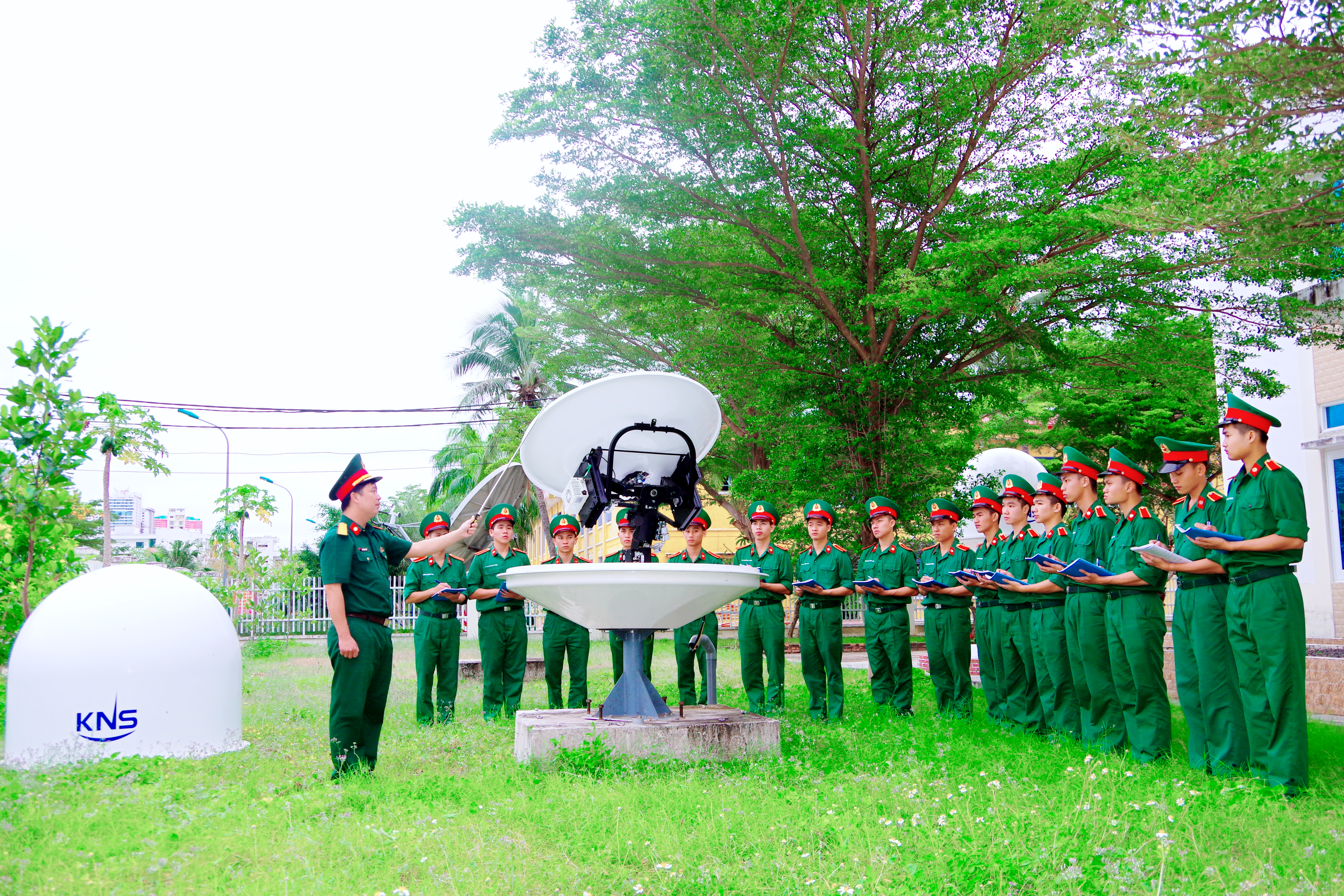 Học viên chuyên ngành Thông tin lục quân, Trường Sĩ quan Thông tin  thực hành huấn luyện thiết bị thông tin vệ tinh