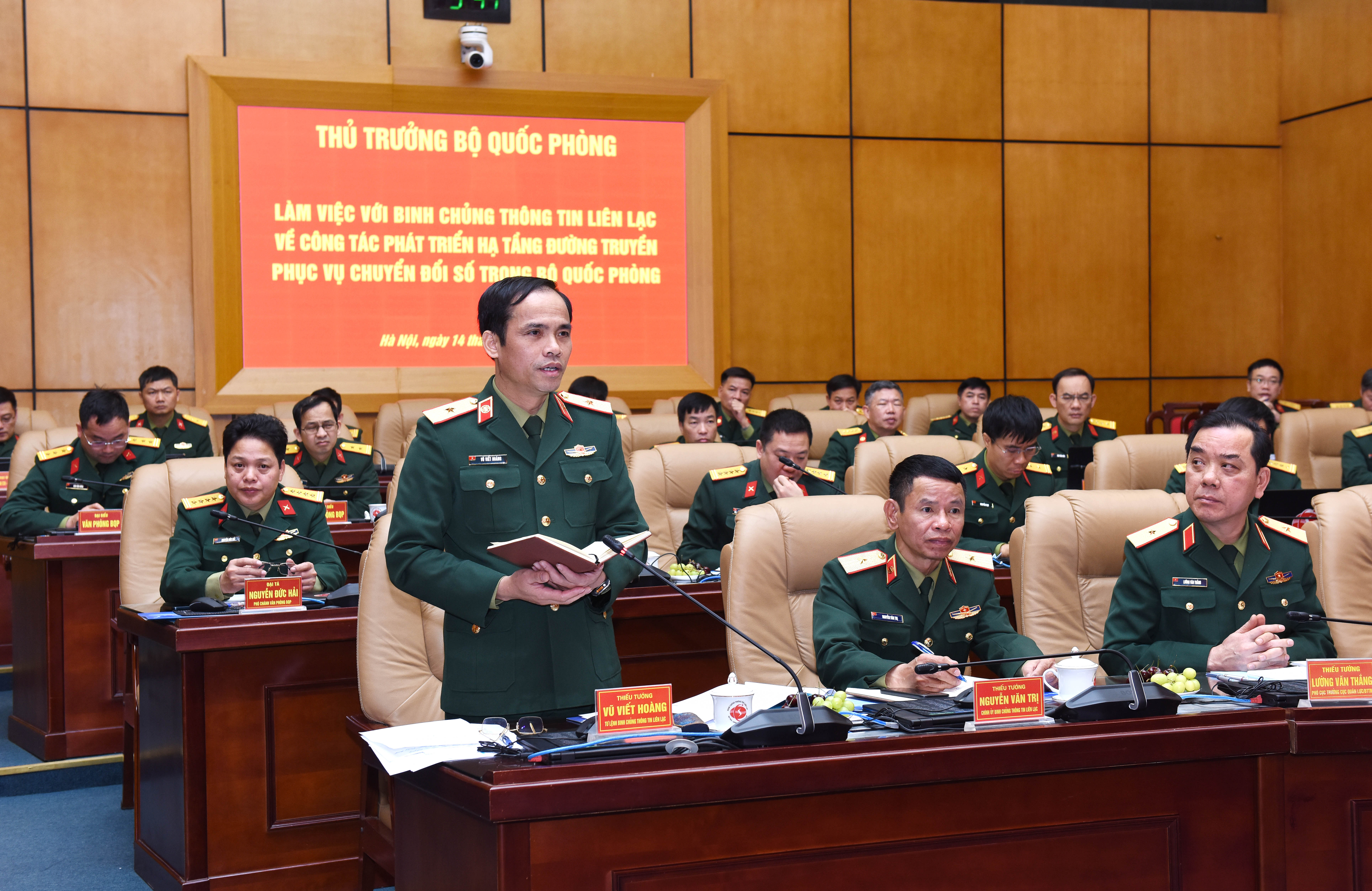 Thiếu tướng Vũ Viết Hoàng, Tư lệnh Binh chủng phát biểu tại Hội nghị phát triển đường truyền phục vụ chuyển đổi số trong Bộ Quốc phòng