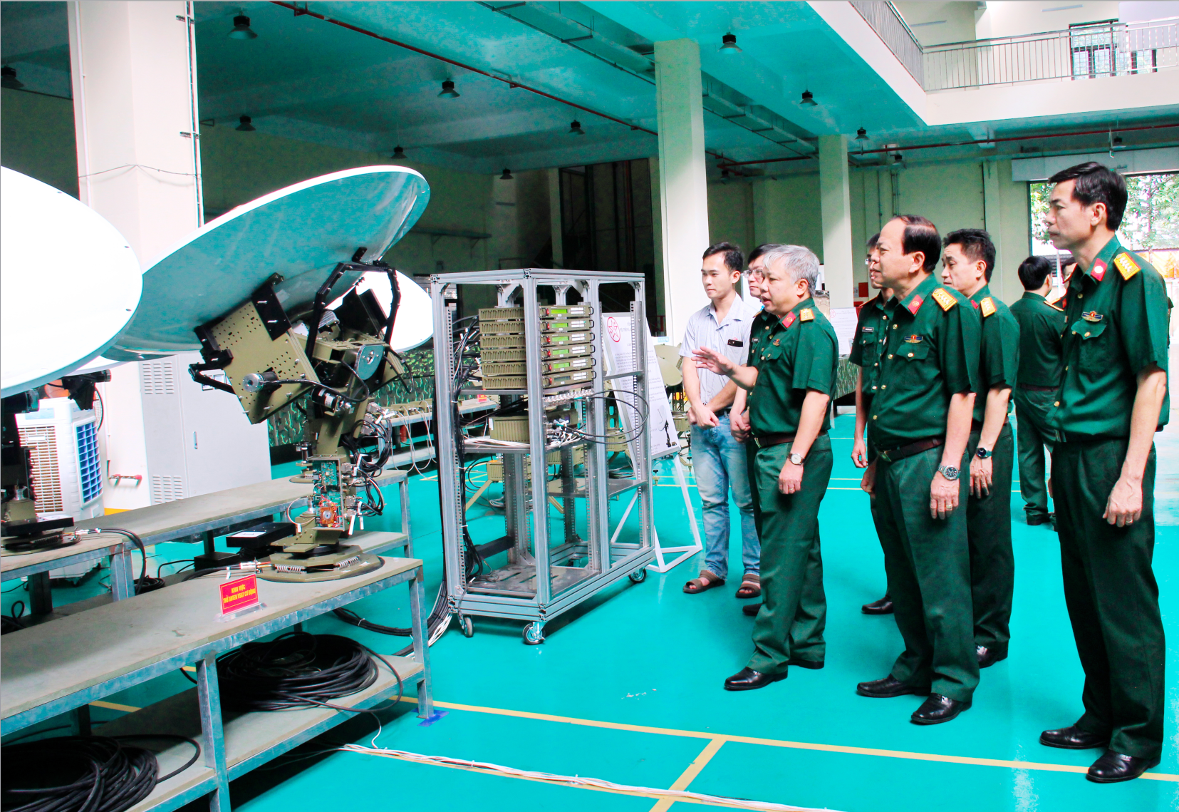 Đại tá Trần Đức Thọ, Phó Tư lệnh Binh chủng kiểm tra thiết bị anten VSAT cơ động do Công ty Thông tin Điện tử Z755 sản xuất, tháng 12/2024