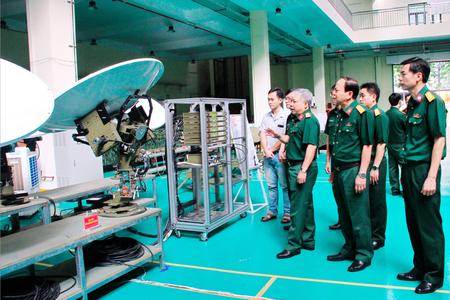 Đại tá Trần Đức Thọ, Phó Tư lệnh Binh chủng kiểm tra thiết bị anten VSAT cơ động do Công ty Thông tin Điện tử Z755 sản xuất, tháng 12/2024