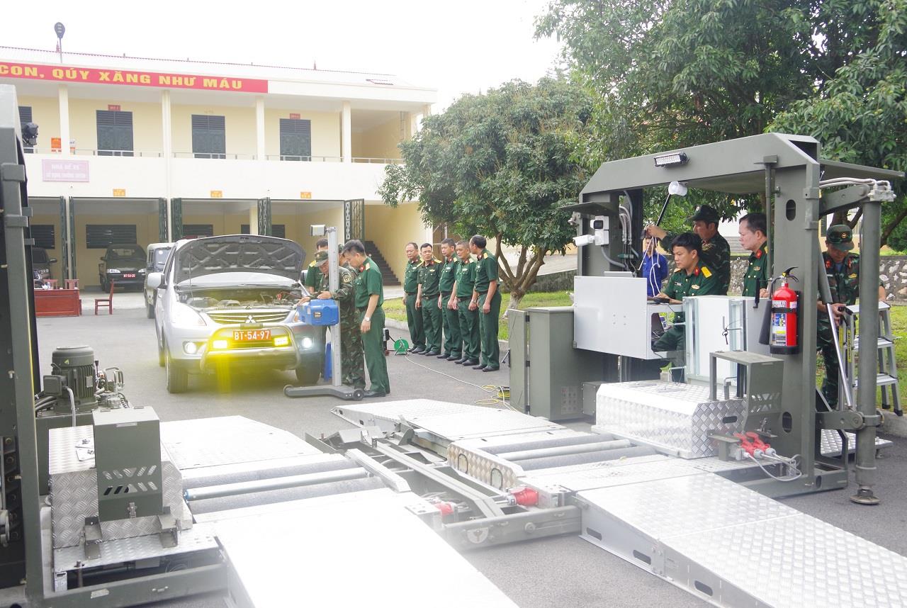 Trường Cao đẳng Kỹ thuật Thông tin phục vụ Trạm kiểm định số 2/Bộ Tư Lệnh Thủ đô Hà Nội kiểm định chất lượng xe ô tô quân sự