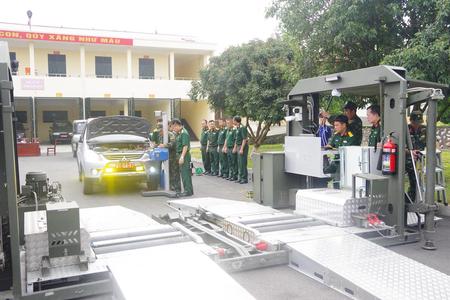 Trường Cao đẳng Kỹ thuật Thông tin phục vụ Trạm kiểm định số 2/Bộ Tư Lệnh Thủ đô Hà Nội kiểm định chất lượng xe ô tô quân sự