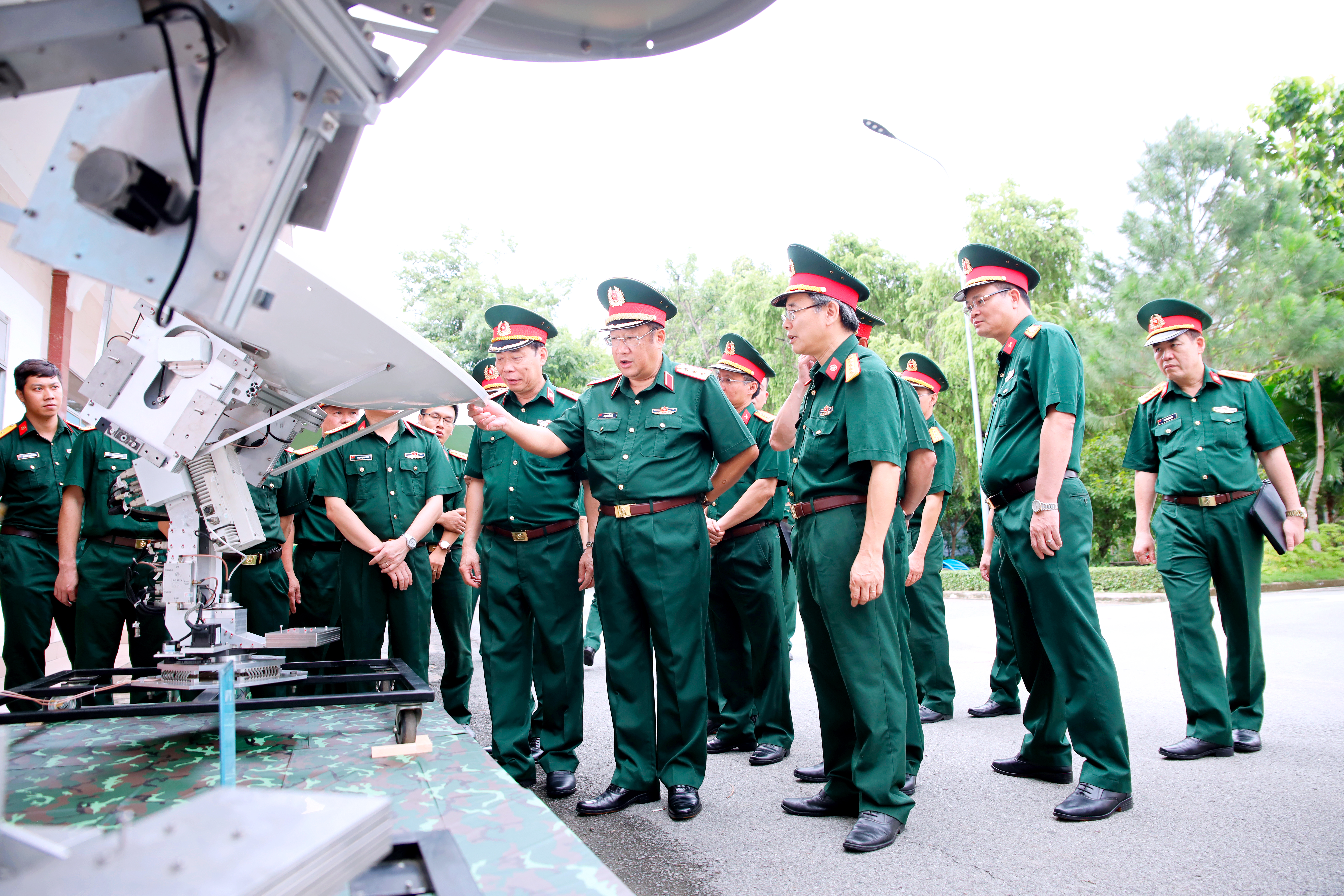 Thượng tướng Phạm Hoài Nam, Thứ trưởng Bộ Quốc phòng kiểm tra Anten VSAT sản phẩm nghiên cứu, chế thử tại Công ty Thông tin Điện tử Z755, ngày 21/7/2023