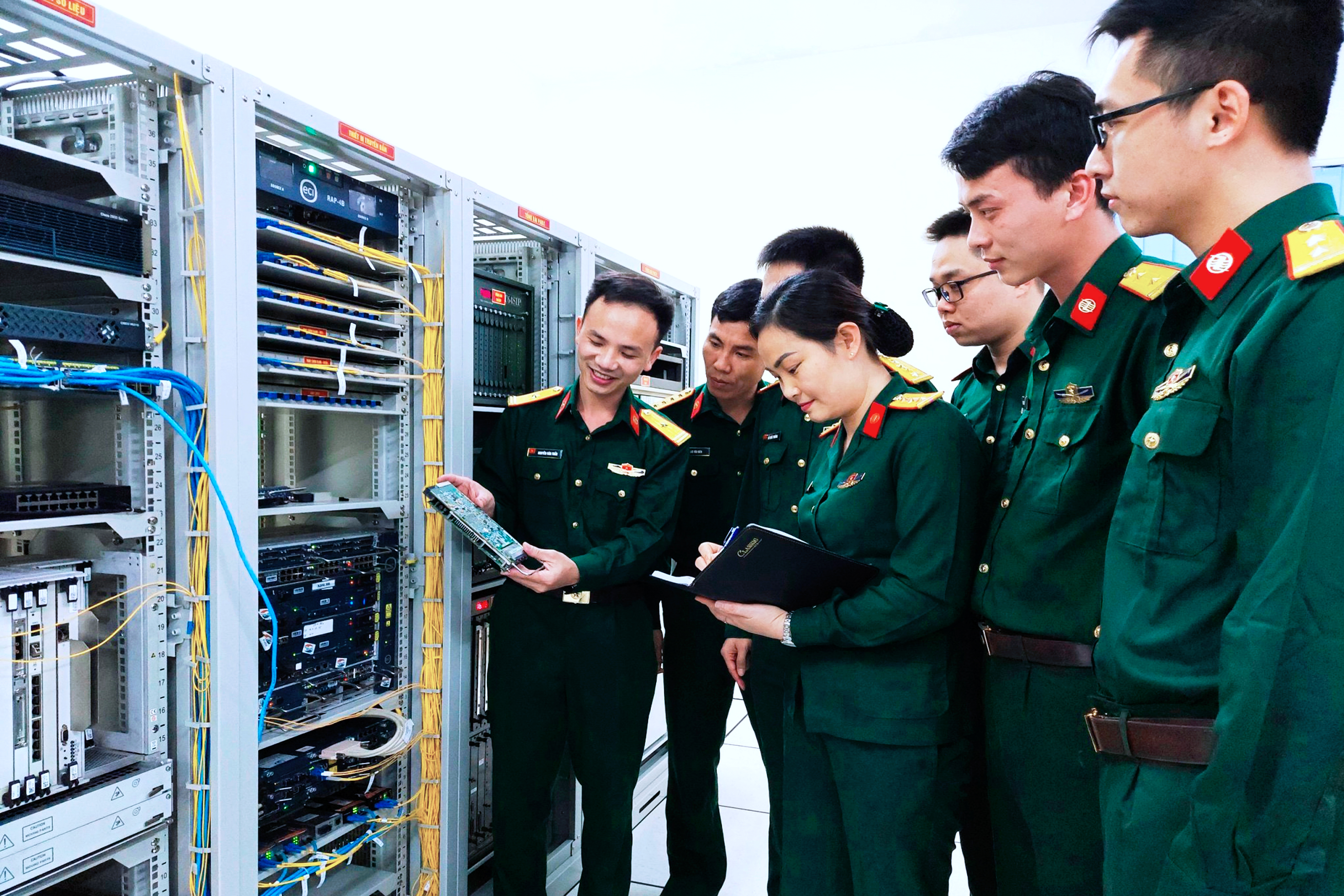 Giảng viên Khoa Công nghệ thông tin Trường Cao đẳng kỹ thuật Thông tin tham gia tập huấn tại Trung tâm kỹ thuật Thông tin Công nghệ cao