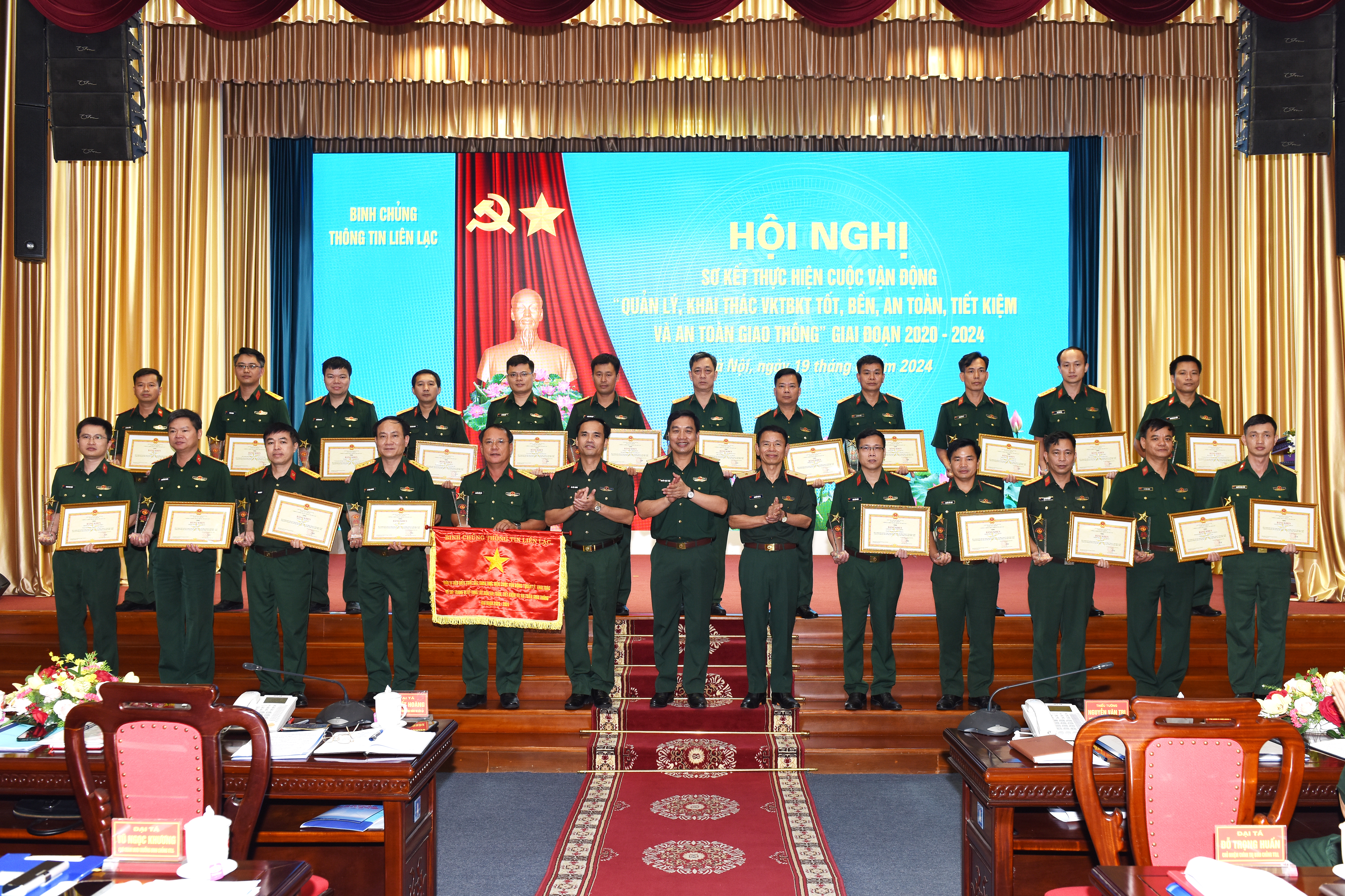 Thủ trưởng Binh chủng trao thưởng cho các tập thể, cá nhân tiêu biểu trong thực hiện Cuộc vận động “Quản lý, khai thác vũ khí, trang bị kỹ thuật tốt, bền, an toàn, tiết kiệm và an toàn giao thông”  giai đoạn 2020 - 2024