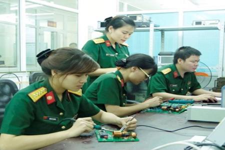 Cán bộ, kỹ sư Trung tâm kỹ thuật Thông tin công nghệ cao nghiên cứu, sửa chữa trang thiết bị kỹ thuật