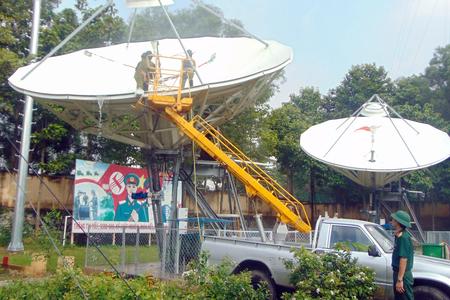 Cán bộ, nhân viên kỹ thuật Tiểu đoàn 12, Lữ đoàn 596 thực hiện bảo dưỡng, duy trì tham số kỹ thuật tại trạm HUB A98