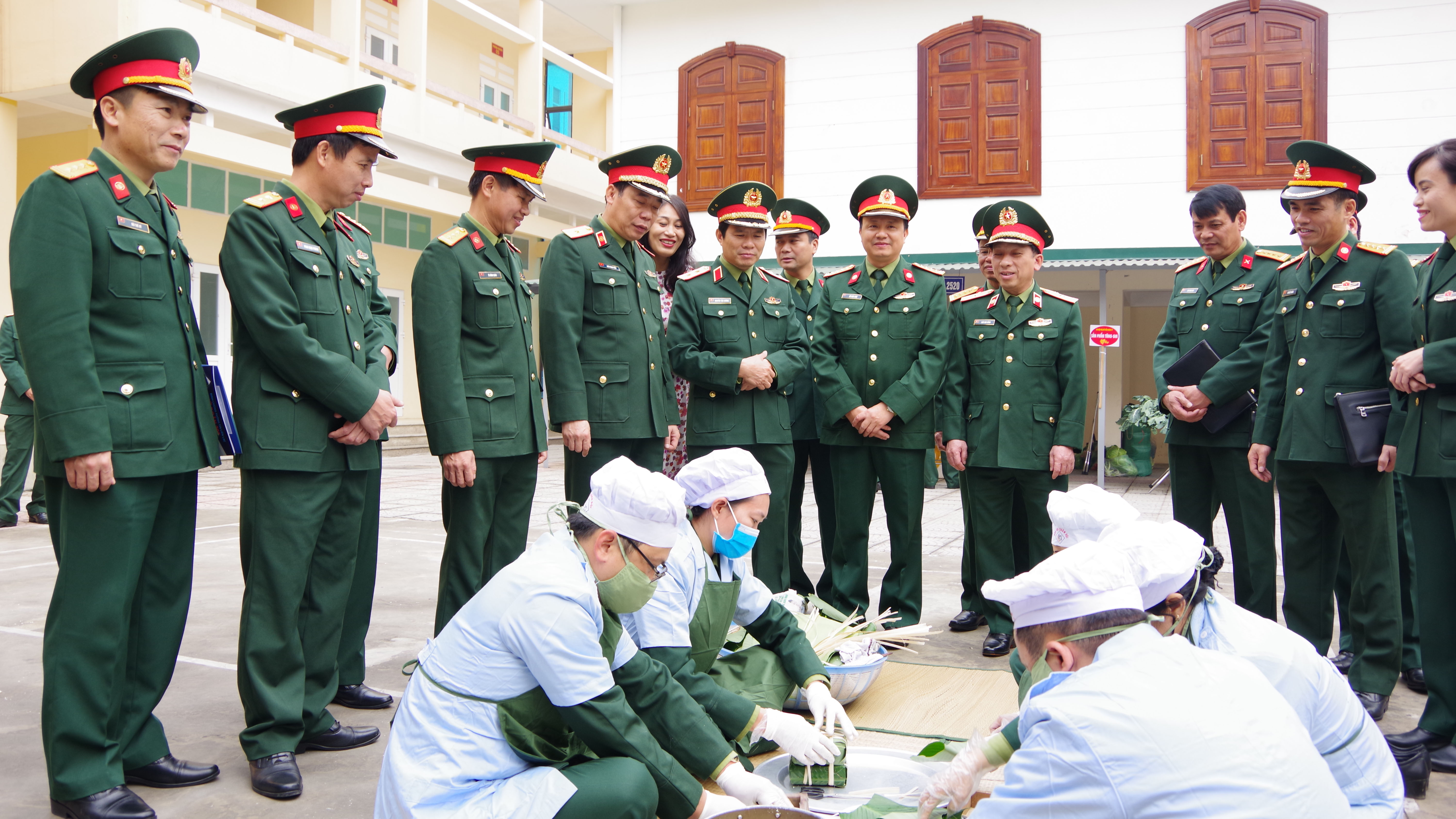 Trung tướng Nguyễn Tân Cương, Phó Tổng Tham mưu trưởng Quân đội Nhân dân Việt Nam kiểm tra sẵn sáng chiến đầu dịp tết và động viên bộ đội tại Hội thi “Gói bánh chưng, làm giò xào” của Lữ đoàn 205, tháng 01/2019