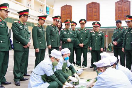 Trung tướng Nguyễn Tân Cương, Phó Tổng Tham mưu trưởng Quân đội Nhân dân Việt Nam kiểm tra sẵn sáng chiến đầu dịp tết và động viên bộ đội tại Hội thi “Gói bánh chưng, làm giò xào” của Lữ đoàn 205, tháng 01/2019