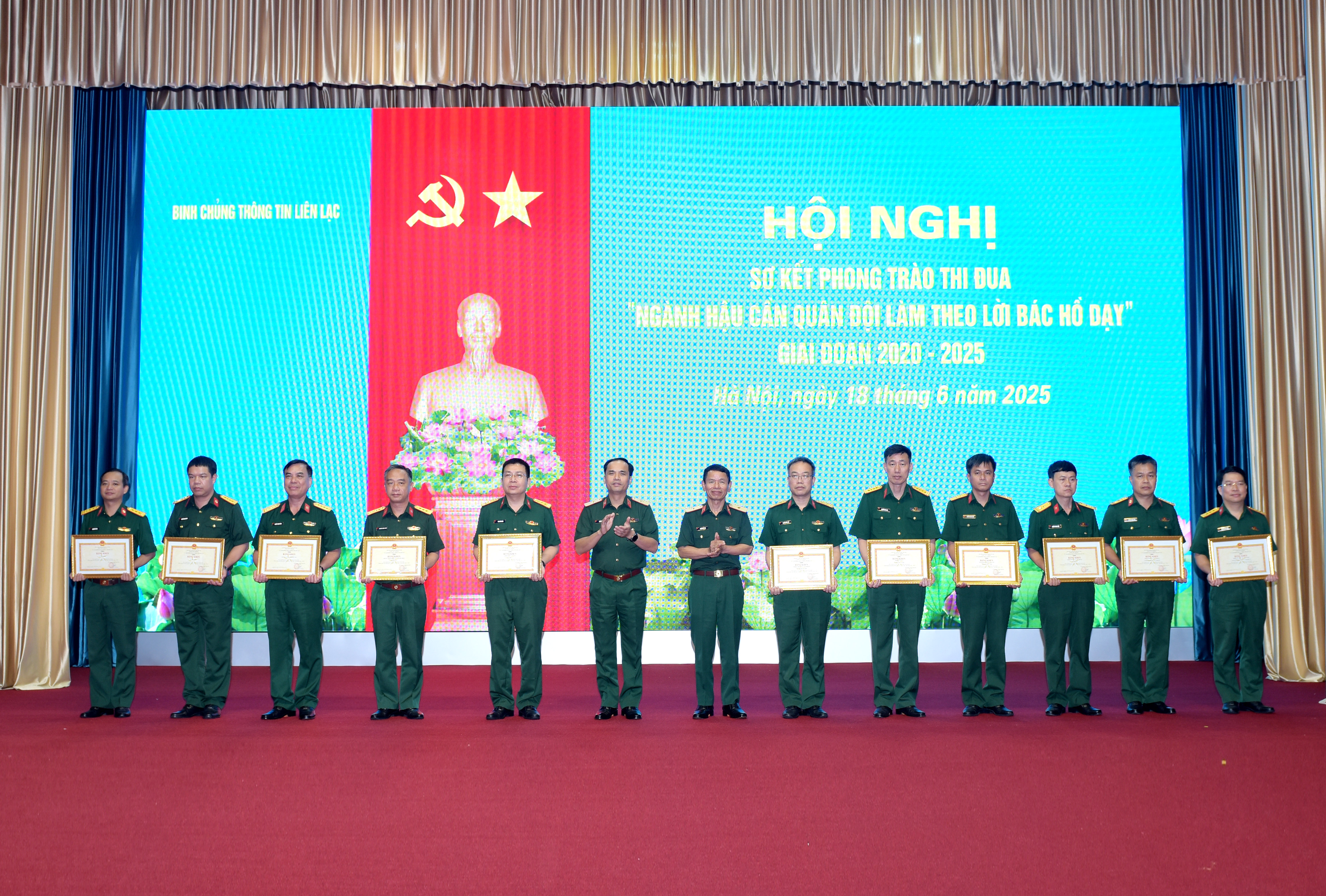 Thiếu tướng Vũ Viết Hoàng, Tư lệnh Binh chủng, Thiếu tướng Nguyễn Văn Trị, Chính ủy Binh chủng  trao thưởng cho các tập thể, cá nhân có thành tích xuất sắc trong thực hiện phong trào thi đua