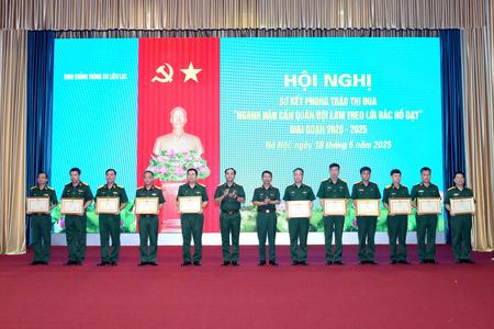 Thiếu tướng Vũ Viết Hoàng, Tư lệnh Binh chủng, Thiếu tướng Nguyễn Văn Trị, Chính ủy Binh chủng  trao thưởng cho các tập thể, cá nhân có thành tích xuất sắc trong thực hiện phong trào thi đua