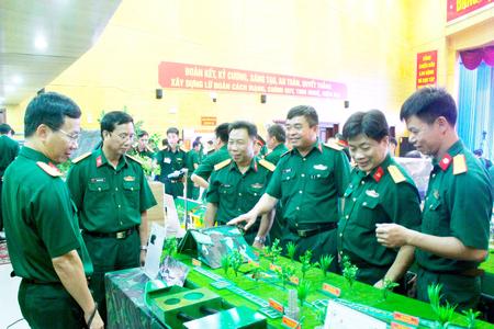 Đại tá Đinh Văn Hiệp, Phó Tư lệnh Binh chủng tham quan mô hình bếp Hoàng Cầm tại Hội thi “Sáng kiến, cải tiến mô hình, trang thiết bị huấn luyện hậu cần”, năm 2016