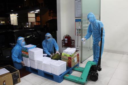 Cán bộ, chiến sĩ Binh chủng Thông tin thực hiện nhiệm vụ vận chuyển vật tư, nhu yếu phẩm phục vụ công tác phòng, chống dịch Covid-19