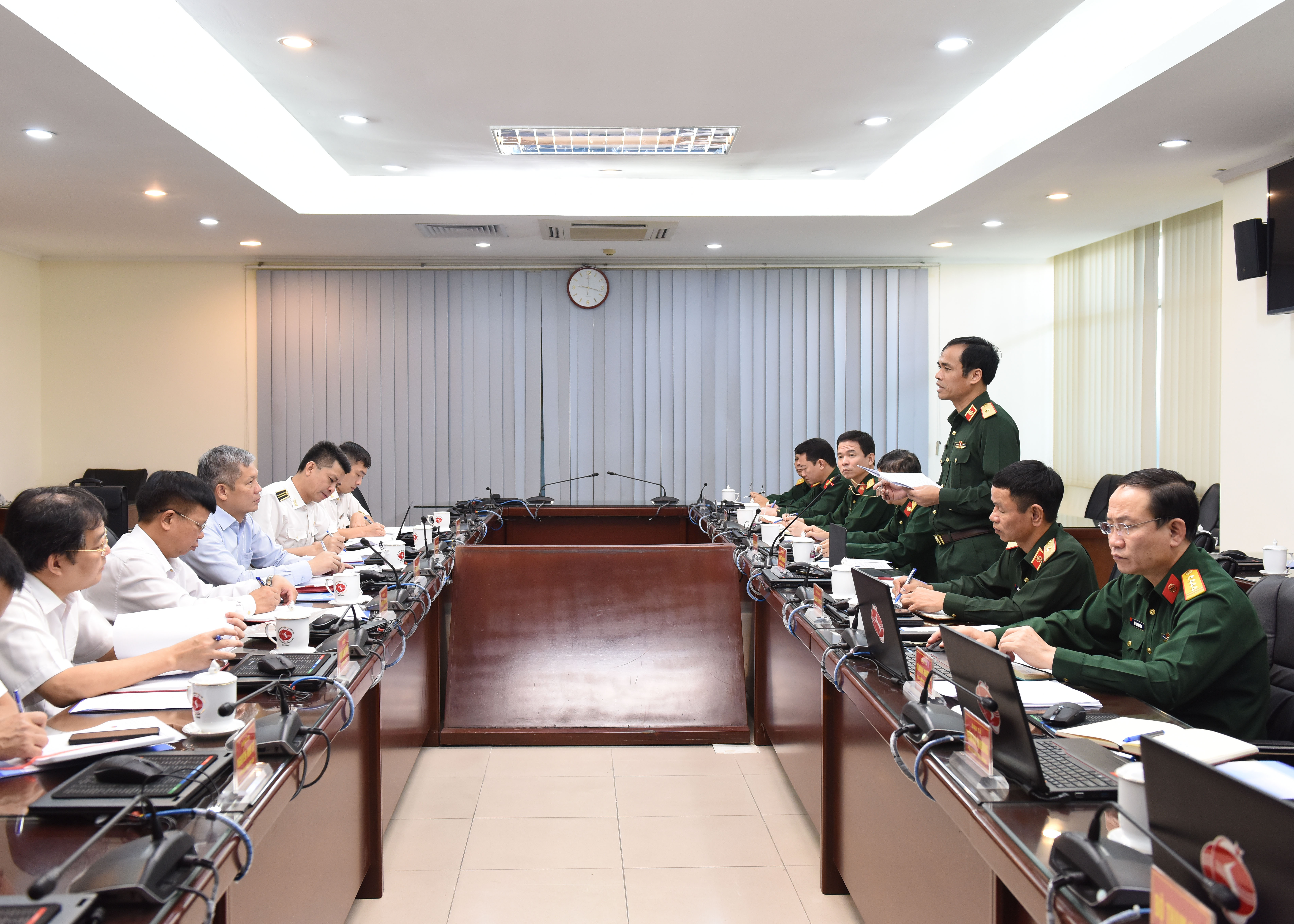 Thiếu tướng Vũ Viết Hoàng, Tư lệnh Binh chủng và ông Phạm Văn Học, Kiểm toán trưởng,  Kiểm toán Nhà nước chuyên ngành 1A đồng chủ trì Hội nghị thông báo kết quả kiểm toán  công tác quản lý, sử dụng tài chính công, tài sản công năm 2023 của Binh chủng, tháng 10/2024 