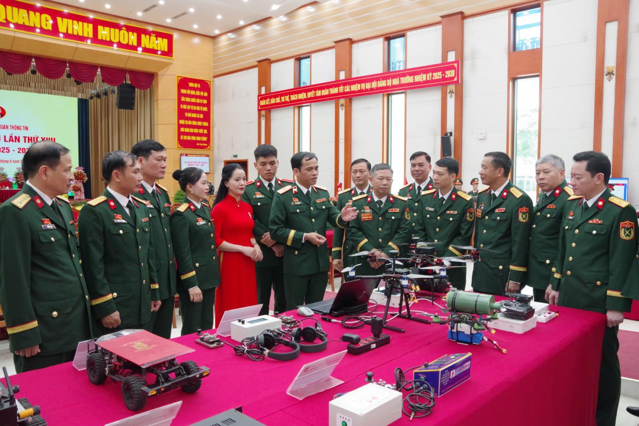 Thiếu tướng Vũ Viết Hoàng, Tư lệnh Binh chủng tham quan các sản phẩm nghiên cứu khoa học của Trường Sĩ quan Thông tin, tháng 6/2025