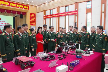 Thiếu tướng Vũ Viết Hoàng, Tư lệnh Binh chủng tham quan các sản phẩm nghiên cứu khoa học của Trường Sĩ quan Thông tin, tháng 6/2025