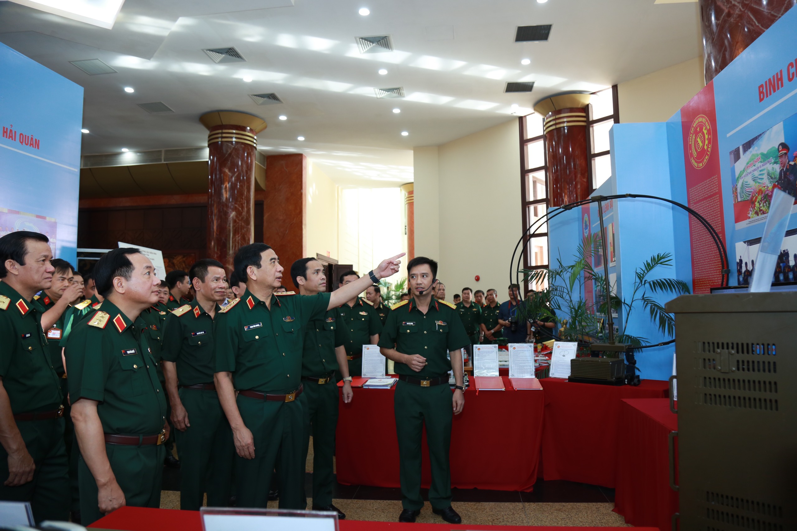 Đại tướng Phan Văn Giang, Bộ trưởng Bộ Quốc phòng và Thượng tướng Trịnh Văn Quyết,  Chủ nhiệm Tổng cục Chính trị tham quan các sản phẩm nghiên cứu khoa học của Binh chủng tại Hội nghị Sơ kết 03 năm thực hiện Kết luận 01-KL/Trung ương và 02 năm thực hiện Nghị quyết 847-Nghị Quyết/Quân ủy Trung ương, tháng 6/2024