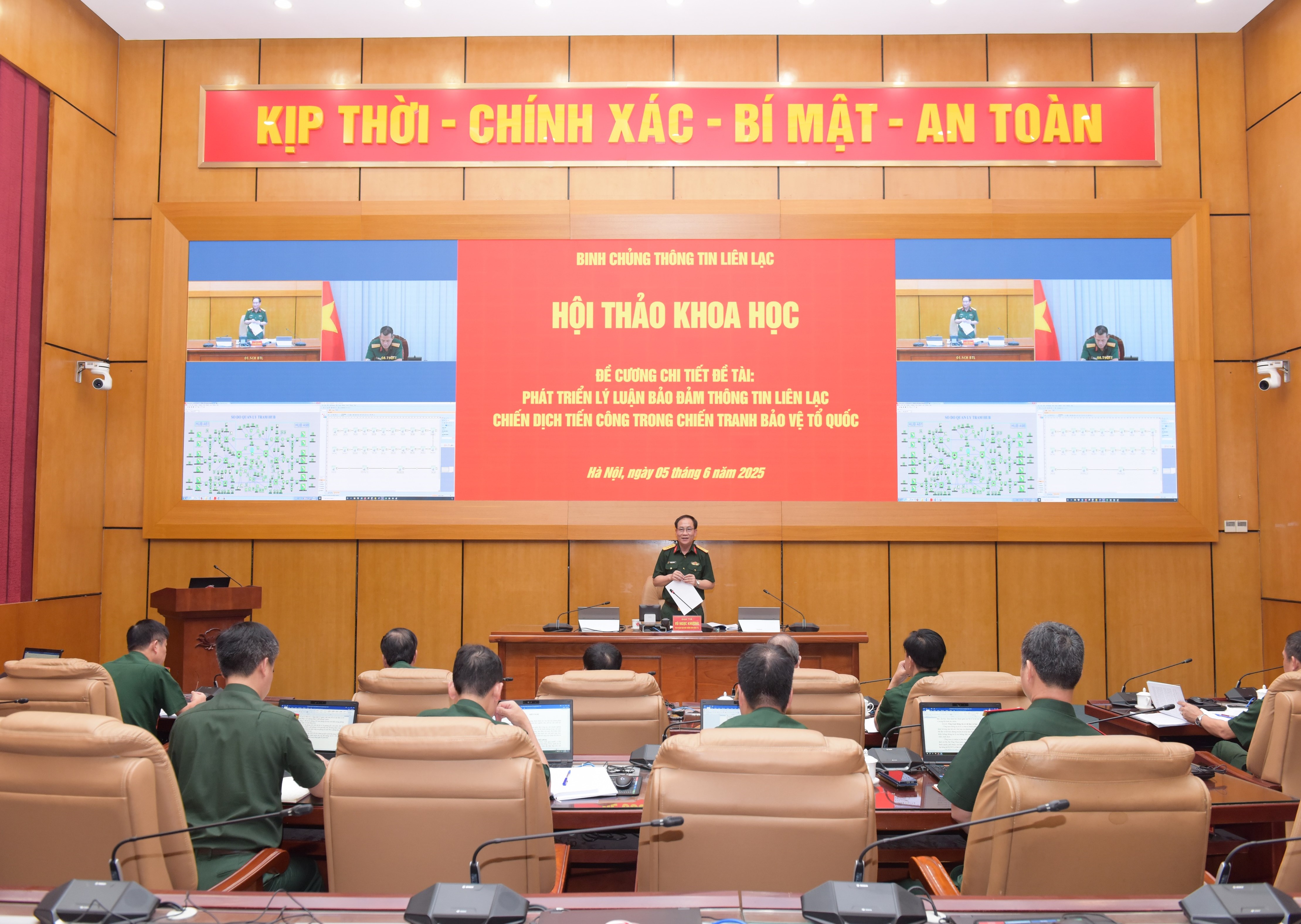 Đại tá Vũ Ngọc Khương, Phó Tư lệnh kiêm Tham mưu trưởng Binh chủng,  chủ nhiệm đề tài, chủ trì hội thảo đề cương chi tiết đề tài khoa học cấp Bộ Quốc phòng  “Phát triển lý luận bảo đảm thông tin liên lạc chiến dịch tiến công trong chiến tranh bảo vệ Tổ quốc”,  tháng 6/2025