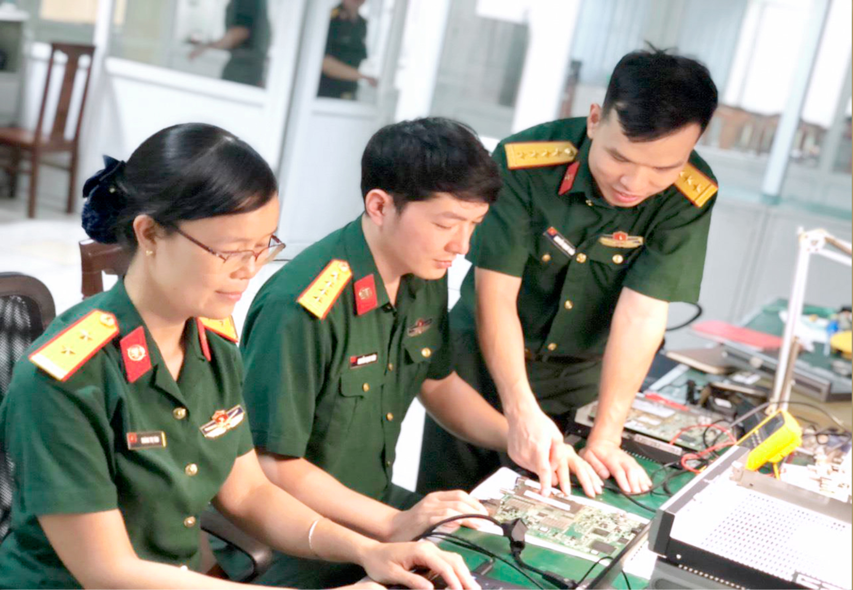 Đội ngũ cán bộ, kỹ sư Trung tâm Kỹ thuật Thông tin Công nghệ cao thường xuyên đẩy mạnh hoạt động nhóm, góp phần nâng cao trình độ chuyên môn nghiệp vụ