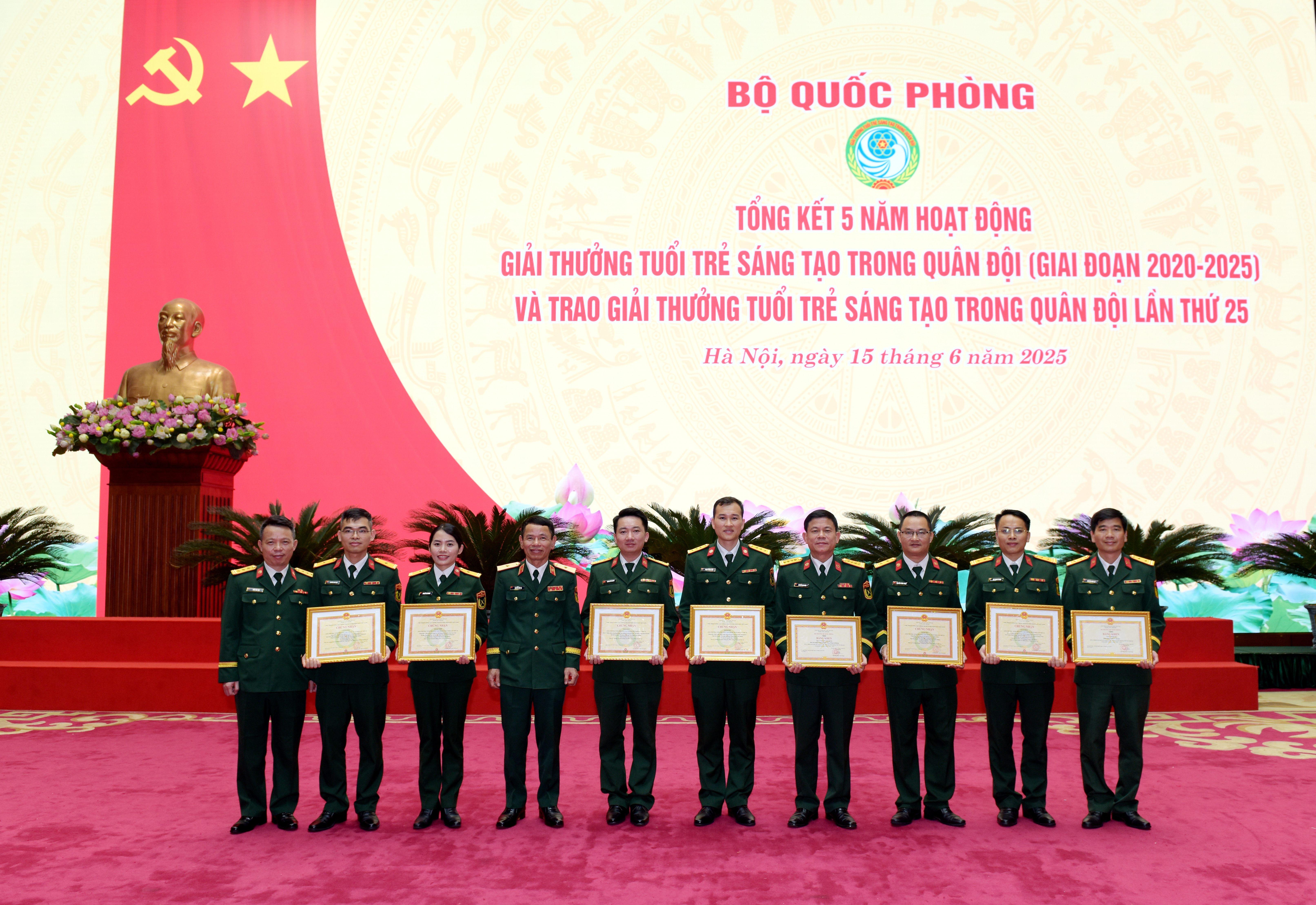 Thiếu tướng Nguyễn Văn Trị, Chính ủy Binh chủng chụp ảnh lưu niệm cùng đại biểu nhận Giải thưởng Tuổi Trẻ Sáng Tạo toàn quân lần thứ 25, năm 2025