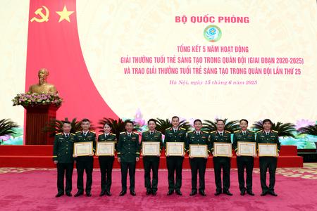 Thiếu tướng Nguyễn Văn Trị, Chính ủy Binh chủng chụp ảnh lưu niệm cùng đại biểu nhận Giải thưởng Tuổi Trẻ Sáng Tạo toàn quân lần thứ 25, năm 2025