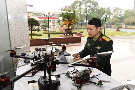 Nhóm nghiên cứu hệ thống UAV điều khiển qua cáp quang của Trường Sĩ quan Thông tin báo cáo kết quả thử nghiệm tại Sở chi huy Binh chủng Thông tin, tháng 02/2025 