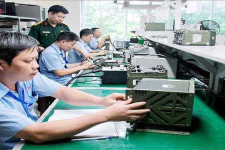 Công nhân Xí nghiệp Điện tử - Viễn thông Công ty Thông tin Điện tử Z755 sửa chữa các sản phẩm quốc phòng, tháng 9/2023
