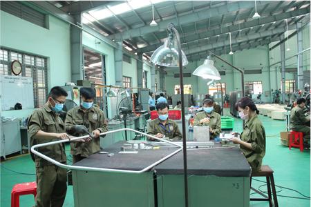 Đội ngũ kỹ sư Công ty Thông tin điện tử Z755 chế tạo thành công Anten NVIS Molona trên xe Thông tin cơ động