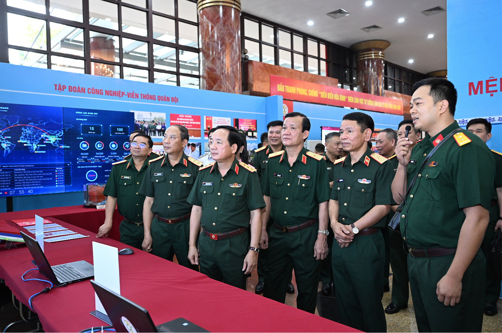 Thượng tướng Trịnh Văn Quyết, Chủ nhiệm Tổng cục Chính trị QĐND Việt Nam tham quan khu trưng bày các sản phẩm phòng, chống “Diễn biến hòa bình”  trên lĩnh vực tư tưởng, văn hóa của Binh chủng Thông tin liên lạc, tháng 9/2024