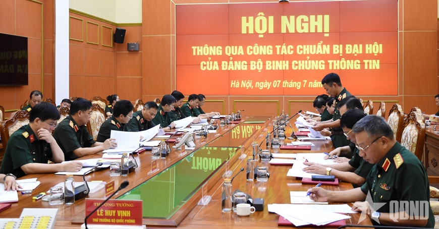 Thiếu tướng Nguyễn Văn Trị, Bí thư Đảng ủy, Chính ủy Binh chủng báo cáo công tác chuẩn bị đại hội của Đảng bộ Binh chủng với Thường vụ Quân ủy Trung ương, ngày 07/7//2025