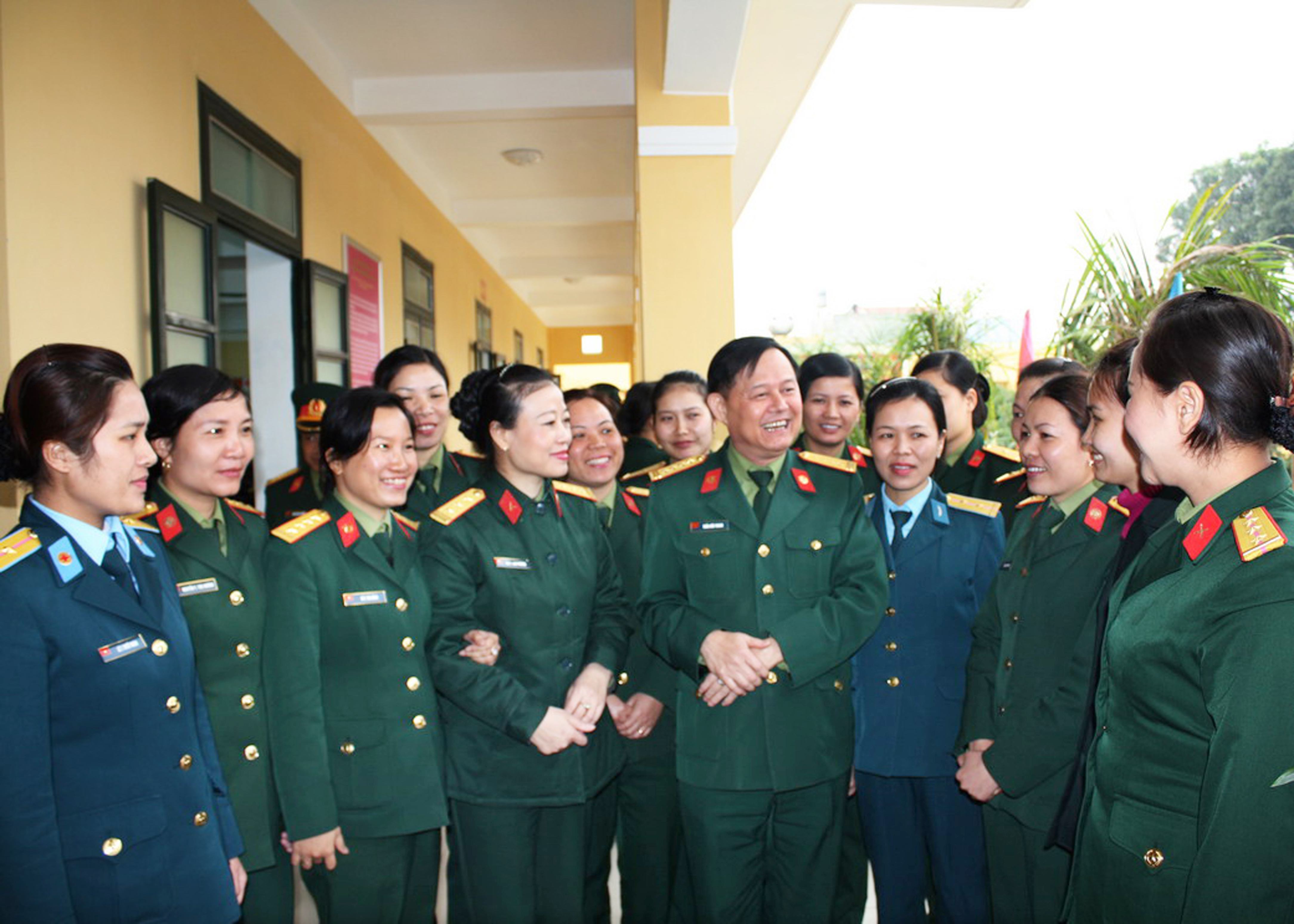 Đại tá Trần Hữu Thoan, Phó Chính ủy Binh chủng động viên các đồng chí tham gia Khối nữ Sĩ quan Thông tin trong Lễ kỷ niệm 70 năm Cách mạng tháng Tám và Quốc khánh nước Cộng hòa xã hội chủ nghĩa Việt Nam