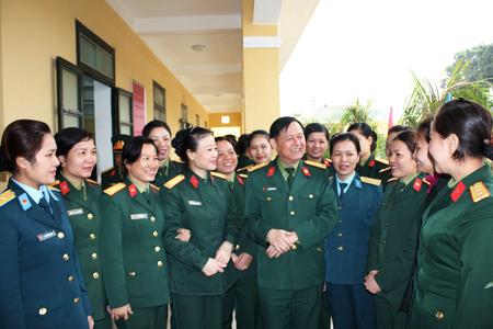 Đại tá Trần Hữu Thoan, Phó Chính ủy Binh chủng động viên các đồng chí tham gia Khối nữ Sĩ quan Thông tin trong Lễ kỷ niệm 70 năm Cách mạng tháng Tám và Quốc khánh nước Cộng hòa xã hội chủ nghĩa Việt Nam