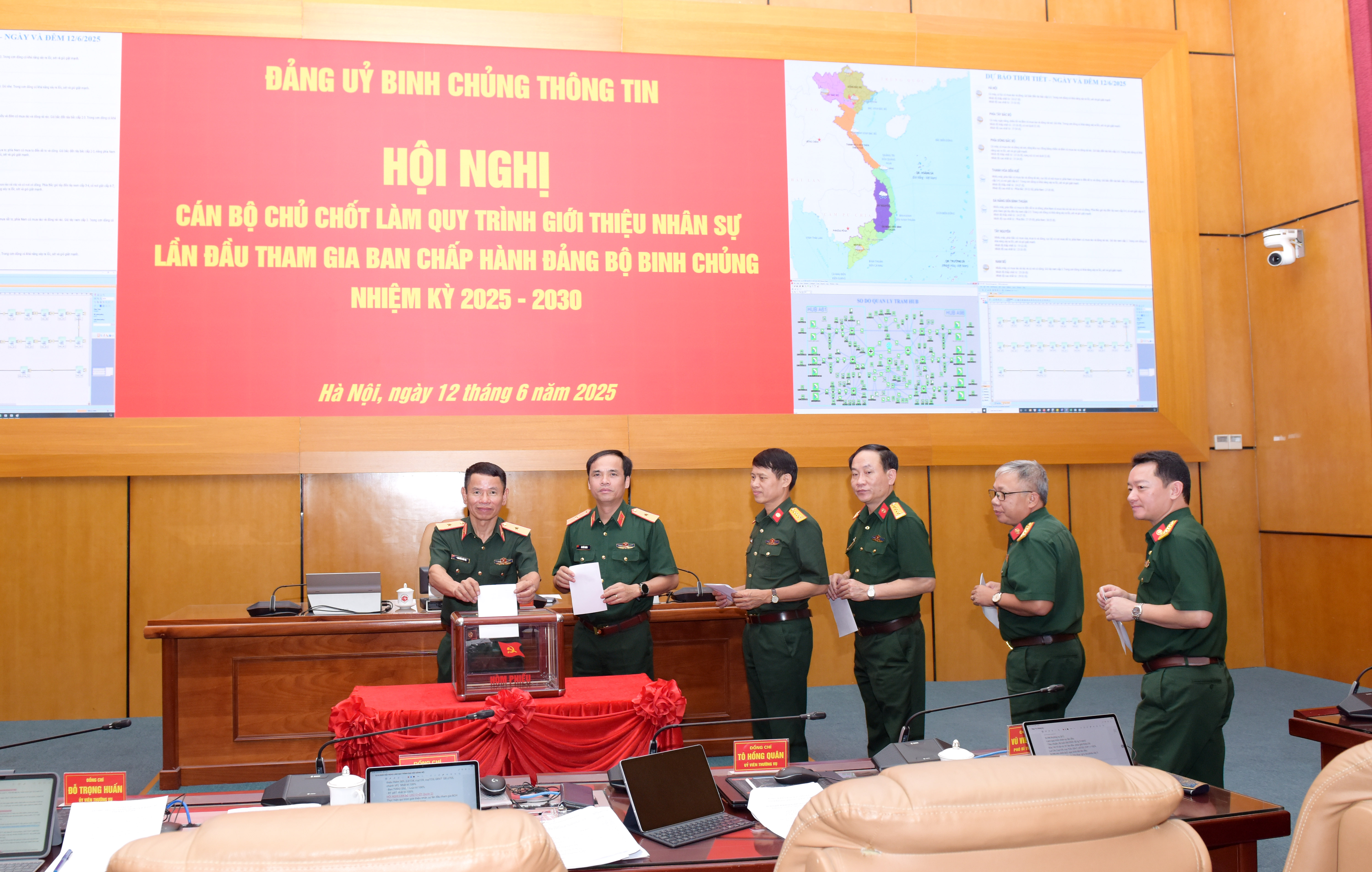 Đảng ủy Binh chủng tổ chức Hội nghị cán bộ chủ chốt làm quy trình giới thiệu nhân sự lần đầu tham gia Ban chấp hành Đảng bộ Binh chủng Thông tin, nhiệm kỳ 2025 - 2030, tháng 06/2025