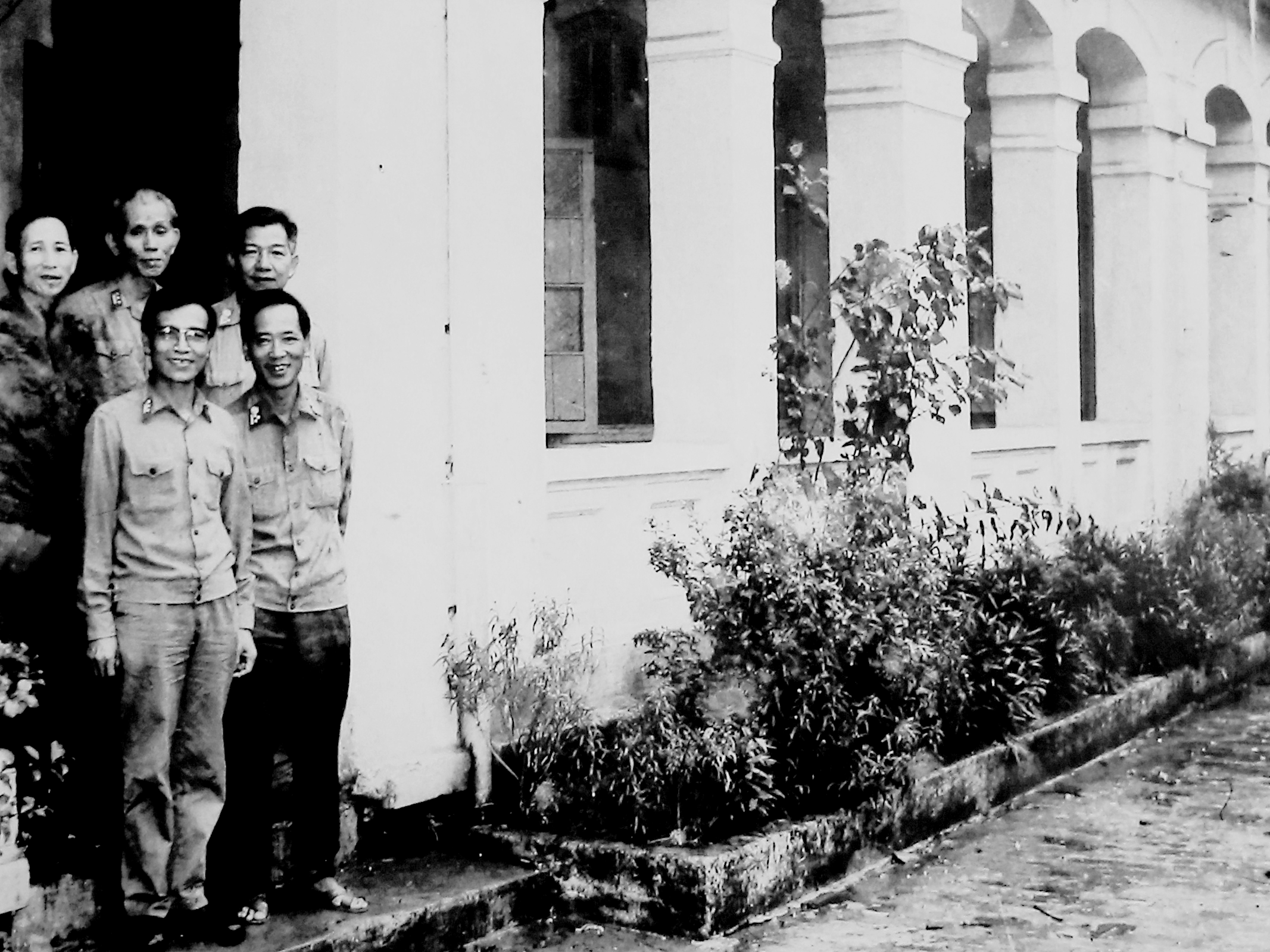 5 trong số 23 học viên lớp hiệu thính viên quân sự đầu tiên do đồng chí Hoàng Đạo Thúy phụ trách và trực tiếp giảng dạy, mở tại trường tiểu học Hàm Long - Hà Nội, ngày 7/12/1945