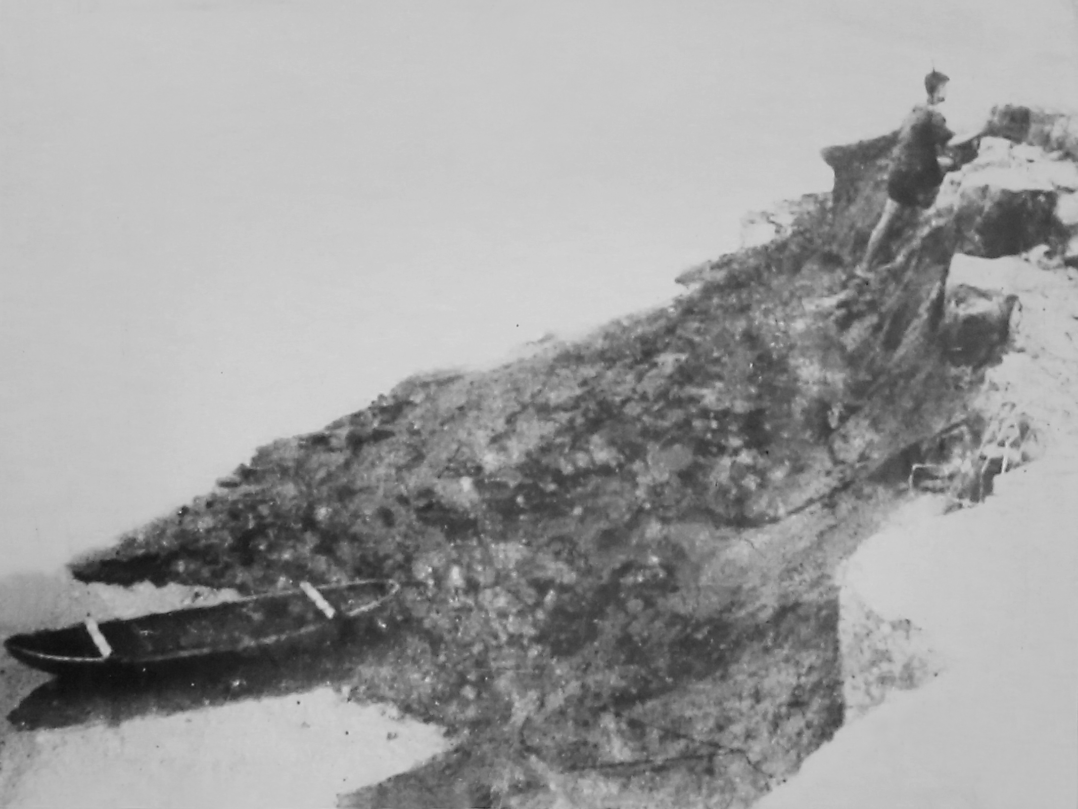 Đồng chí Phùng Văn Duyệt dùng thuyền nan vượt sông Đà, đưa đón cán bộ Liên khu 3, 4, 5 lên Chiến khu Việt Bắc chuẩn bị cho Chiến dịch Lê Lợi, năm 1949