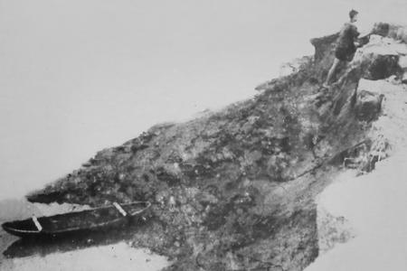 Đồng chí Phùng Văn Duyệt dùng thuyền nan vượt sông Đà, đưa đón cán bộ Liên khu 3, 4, 5 lên Chiến khu Việt Bắc chuẩn bị cho Chiến dịch Lê Lợi, năm 1949