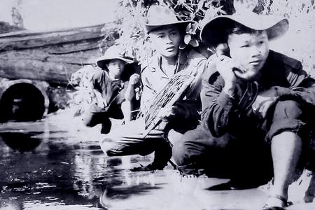 Tiểu đội hữu tuyến điện Liên khu 5 bảo đảm thông tin liên lạc phục vụ chiến đấu, năm 1949