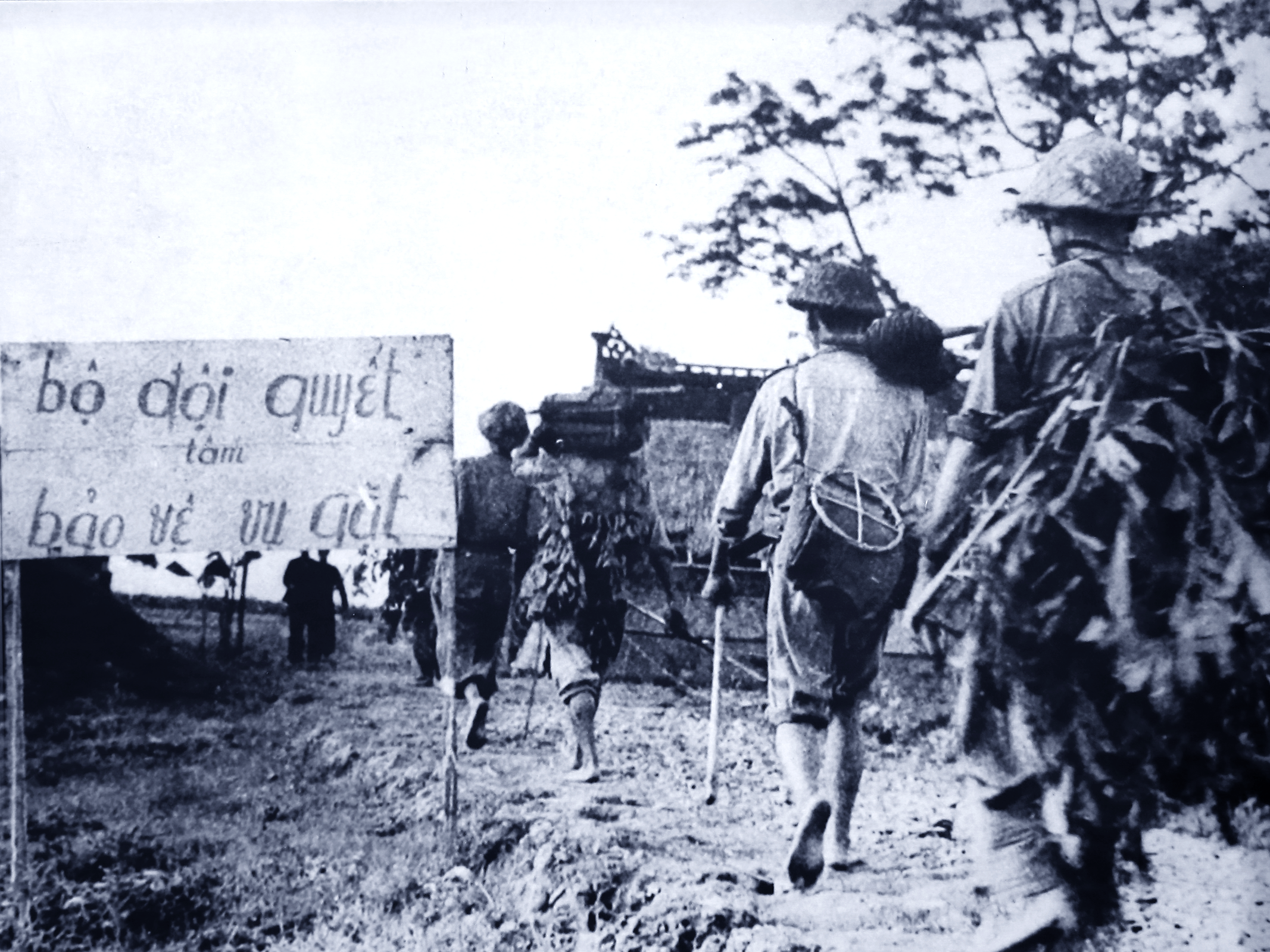Bộ đội Thông tin Đại đoàn 320 đang hành quân chiến đấu tại mặt trận Hà Nam Ninh, năm 1952