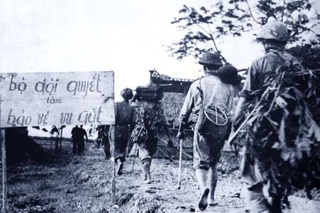 Bộ đội Thông tin Đại đoàn 320 đang hành quân chiến đấu tại mặt trận Hà Nam Ninh, năm 1952