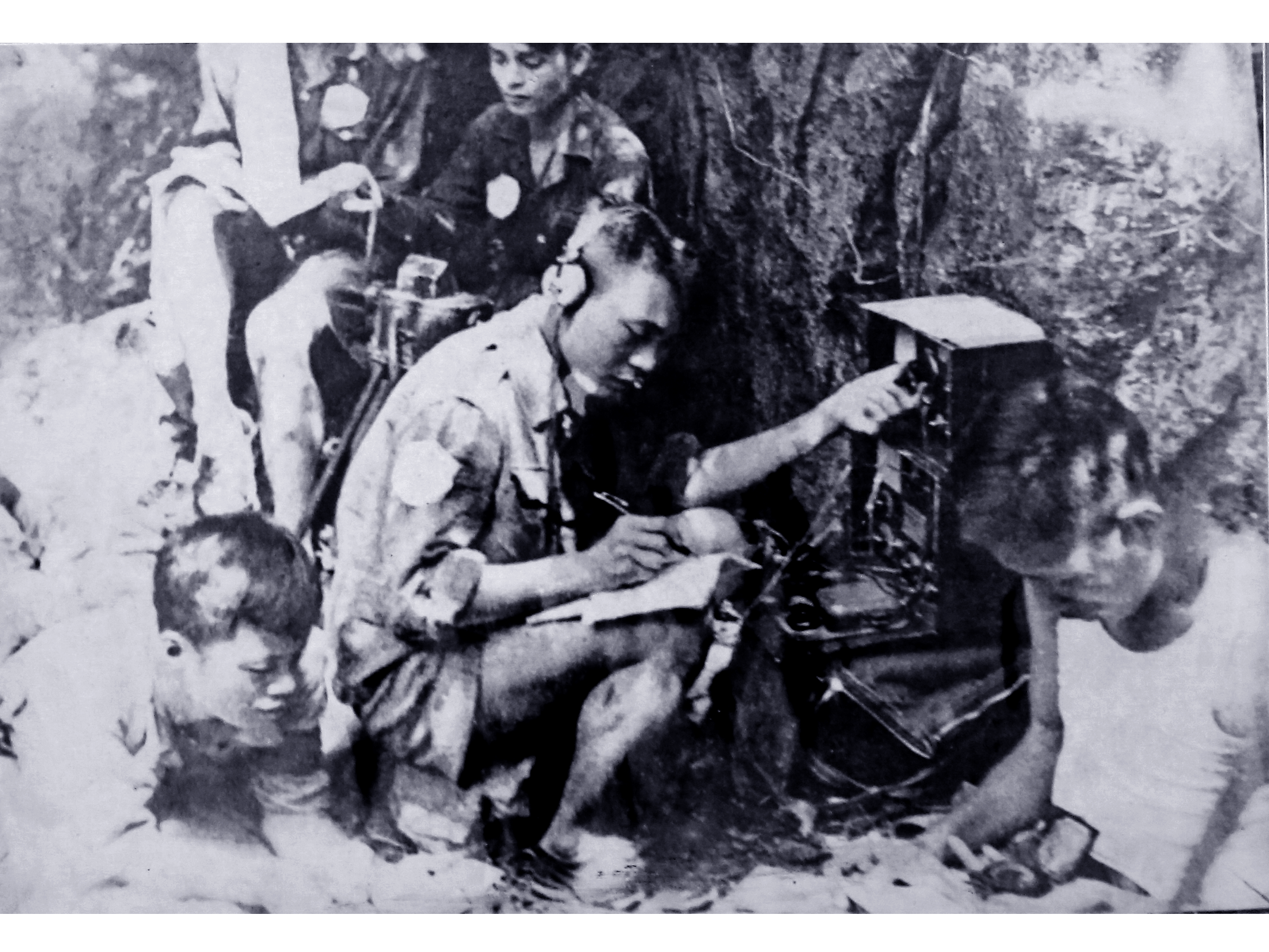 Chiến sĩ báo vụ đang bảo đảm liên lạc vô tuyến điện phục vụ chiến đấu trong Chiến dịch Biên Giới, năm 1950